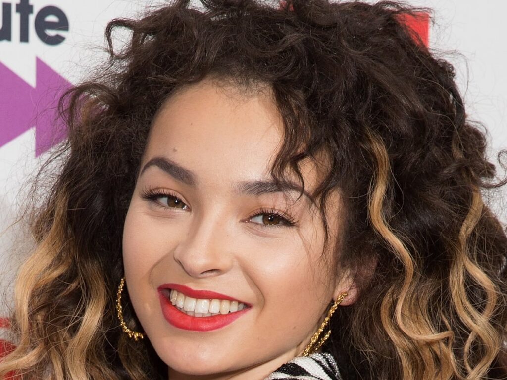 Singer Ella Eyre Contact Details, Current City, Biodata, Social IDs, Email