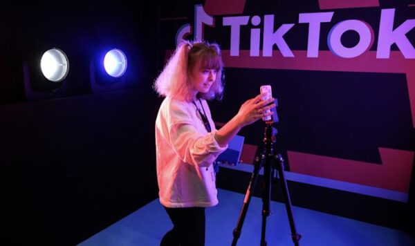 Tiktok tests the Cameo-Like option that allows users to pay custom video makers